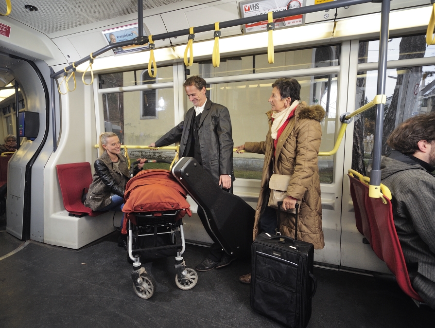 Durch den Ausbau von Sitzplätzen ist im Inneren der Straßenbahn mehr Platz für Fahrgäste