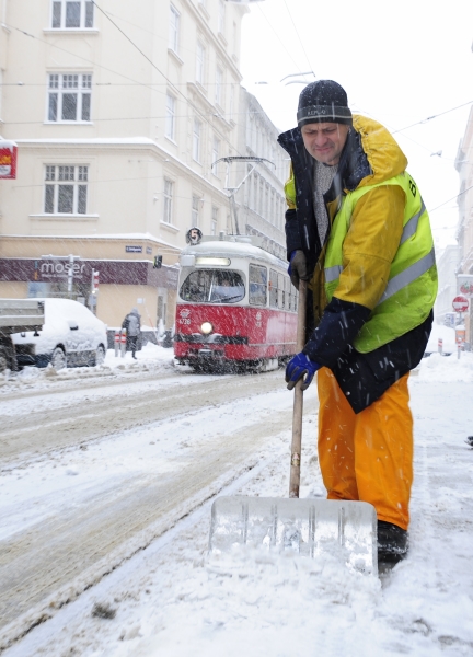 Bei starkem Schneefall sind die Einsatzkräfte der Wiener Linien bemüht Behinderungen zu vermeiden.