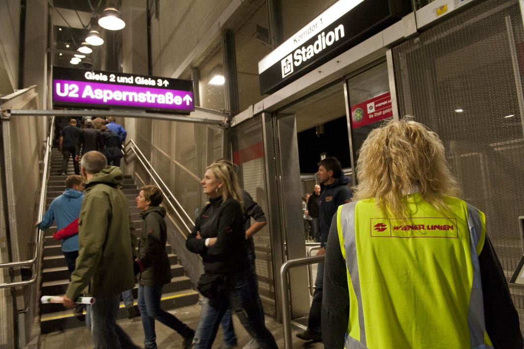 U-Bahn Aufsicht bei Personenabfertigung in U2 Station Stadion nach Konzert in der Kriau. Wien, 29.05.2013