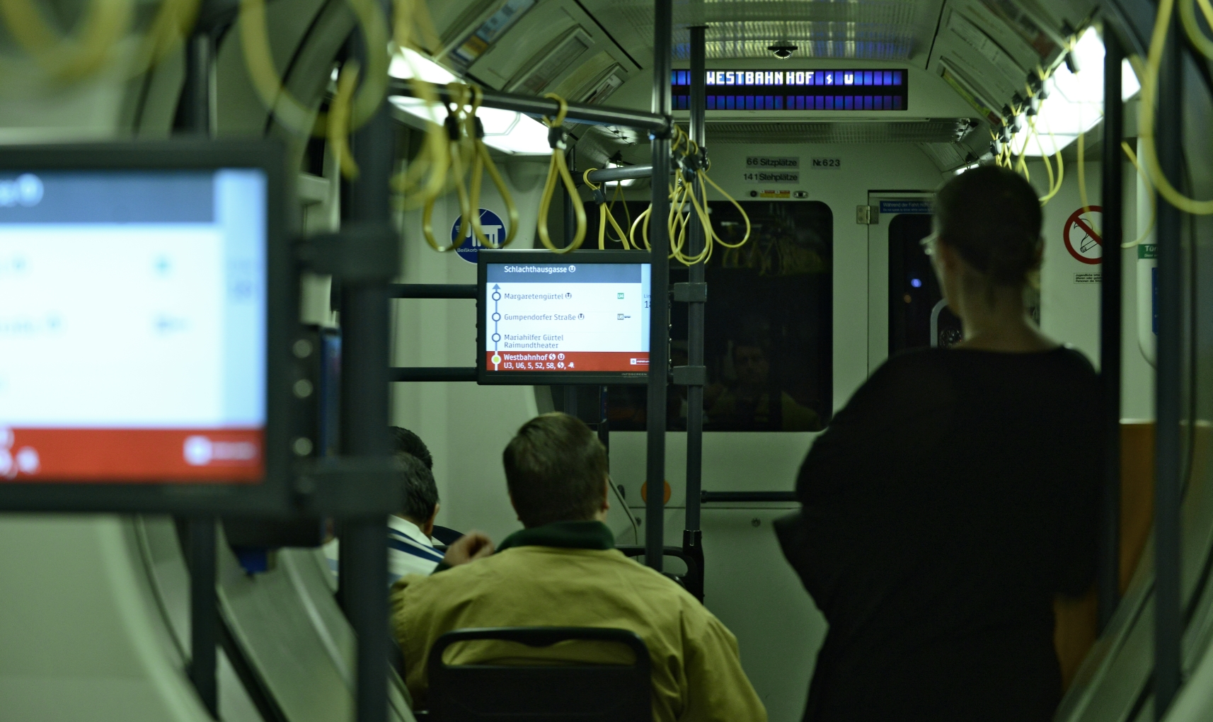 Immer mehr Züge der Wiener Linien werden mit Monitoren ausgestatten, über die auch Sicherheitshinweise den Fahrgästgen näher gebracht werden.