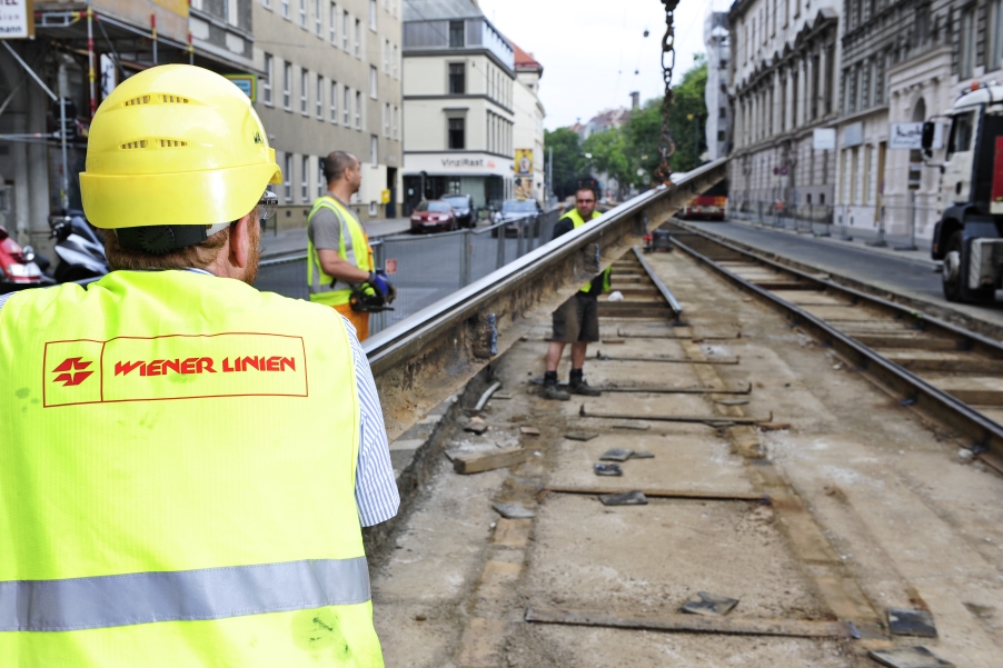 Ab 6. Juli werden die veralteten Schienenanlagen in der Währinger Straße im Zuge der Generalsanierung abgetragen.