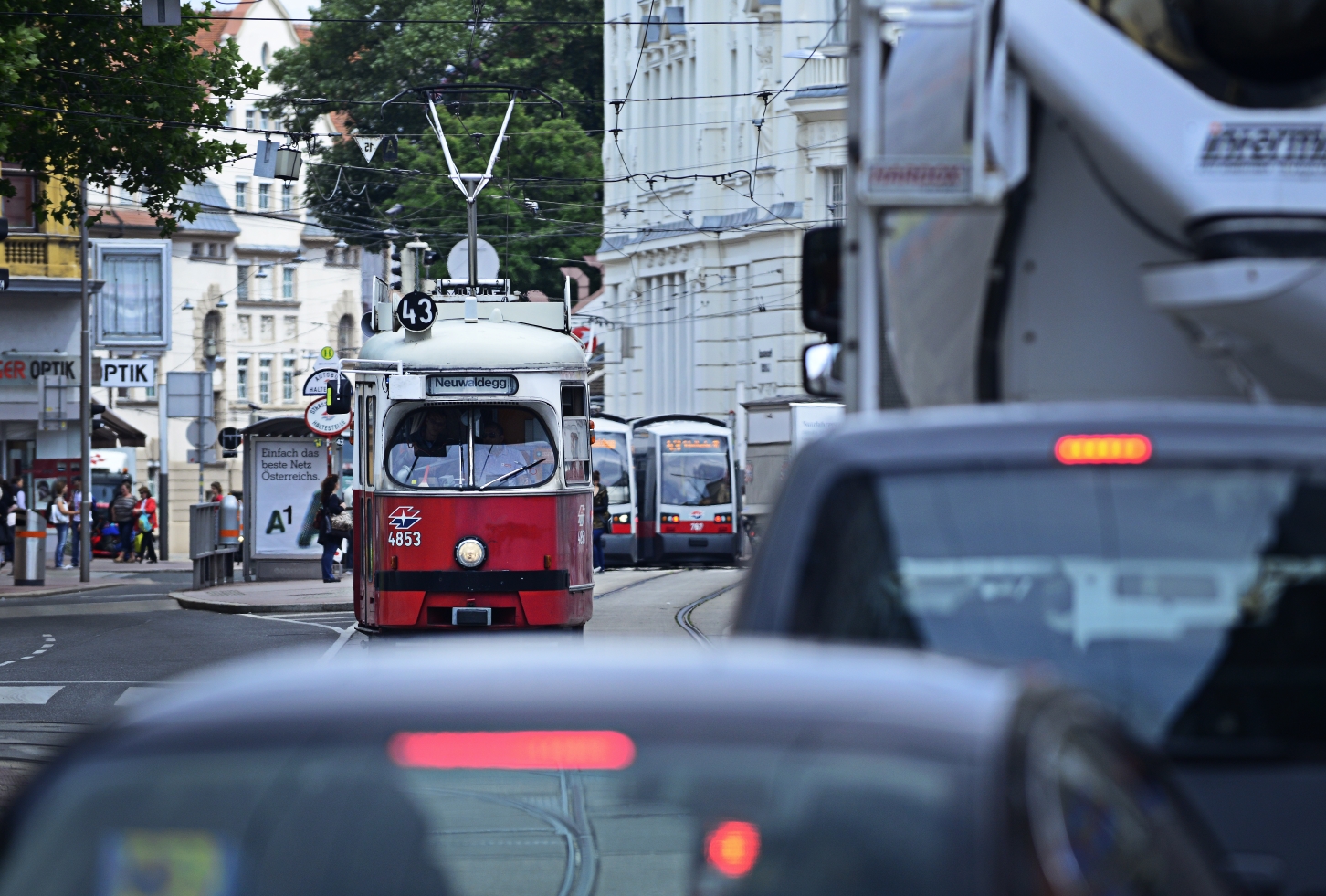 Straßenbahn der Linie 43 im Bereich Elterleinplatz.