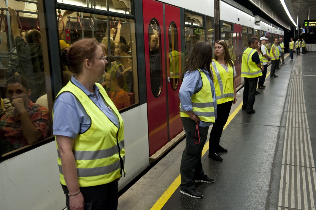 Abtransport der Besucher vom Donauinselfest 2013 durch die Wiener Linien in der U-Bahnstation der Linie U6 