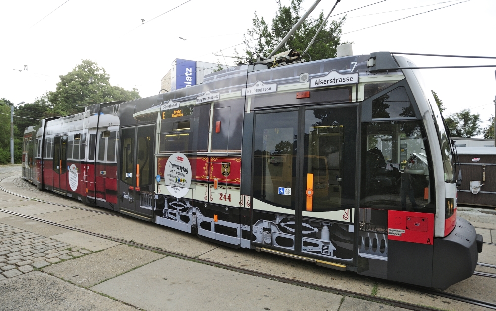 Eine eigens für den den Tramwaytag 2013 gestaltete Straßenbahn des Typs ULF verkehrt derzeit auf der Linie E zwischen Prater Hauptallee und Quartier Belverdere.