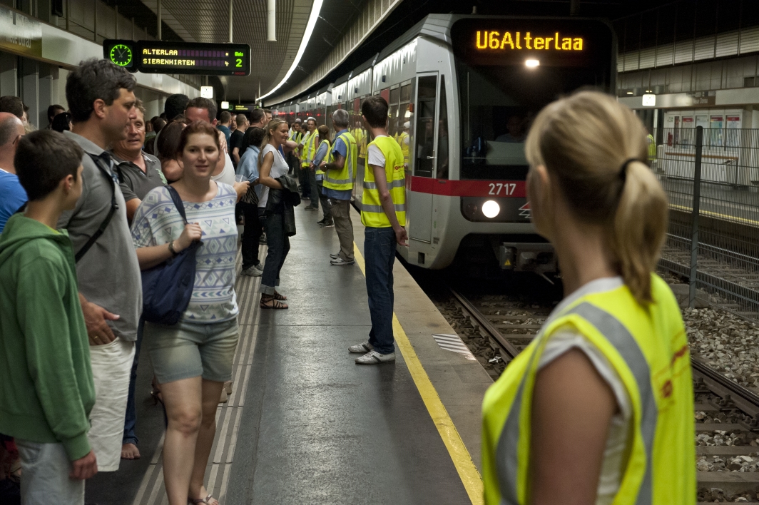 Abtransport der Besucher vom Donauinselfest 2013 durch die Wiener Linien in der U-Bahnstation der Linie U6 