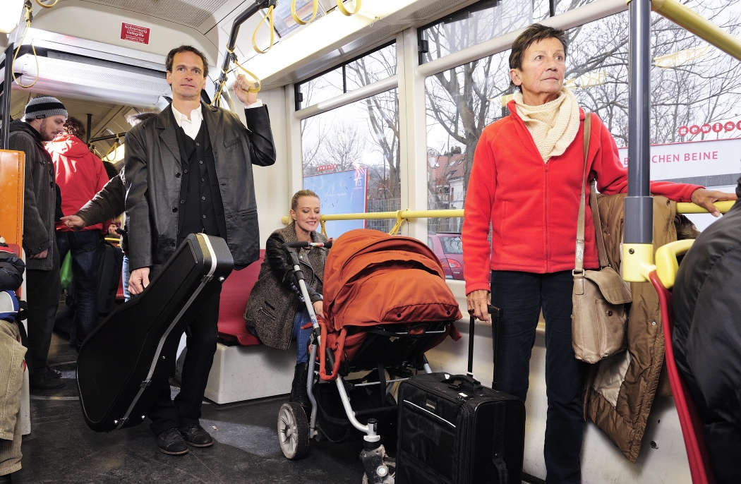 Durch den Ausbau von Sitzplätzen ist im Inneren der Straßenbahn mehr Platz für Fahrgäste