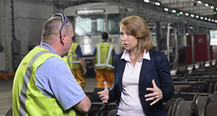 Portrait der Geschäftsführerin der Wiener Linien Mag. Alexandra Reinagl mit Kollegen der Abteilung B63 in einer Wartungshalle am Betriebsbahnhof Erdberg.