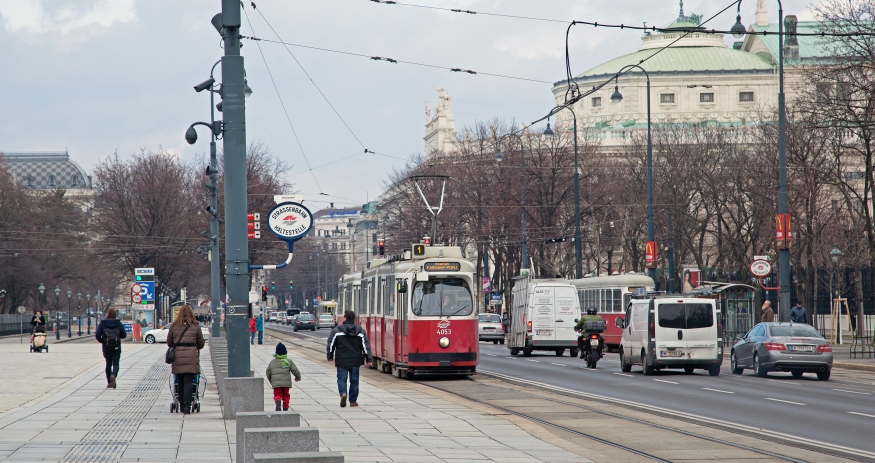 Linie 1 vor dem Parlament, Dr Karl Renner Ring