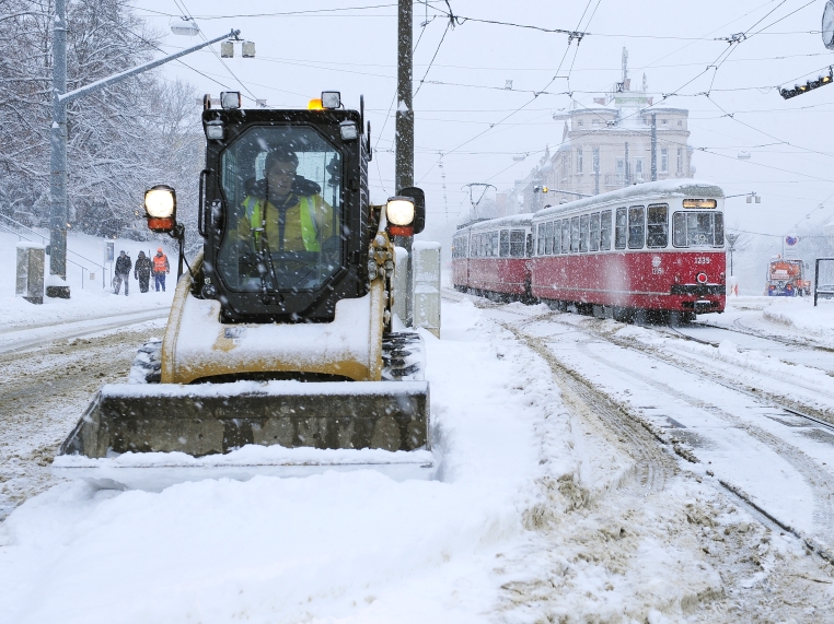 Bei starkem Schneefall sind die Einsatzkräfte der Wiener Linien bemüht Behinderungen zu vermeiden.