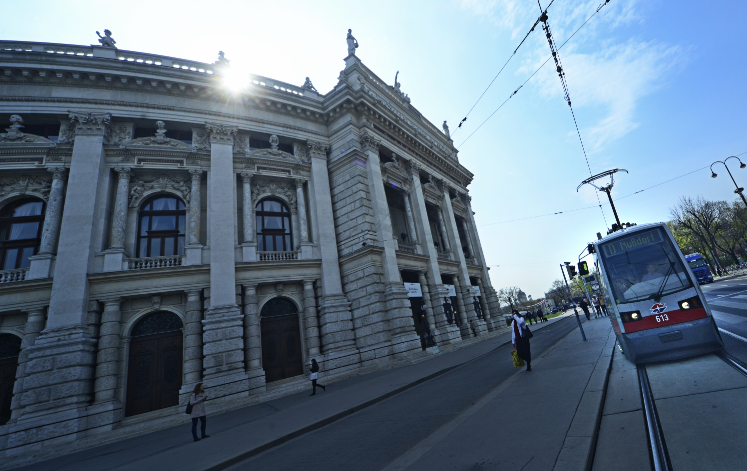 Straßenbahn der Linie D vor dem Wiener Burgtheater.