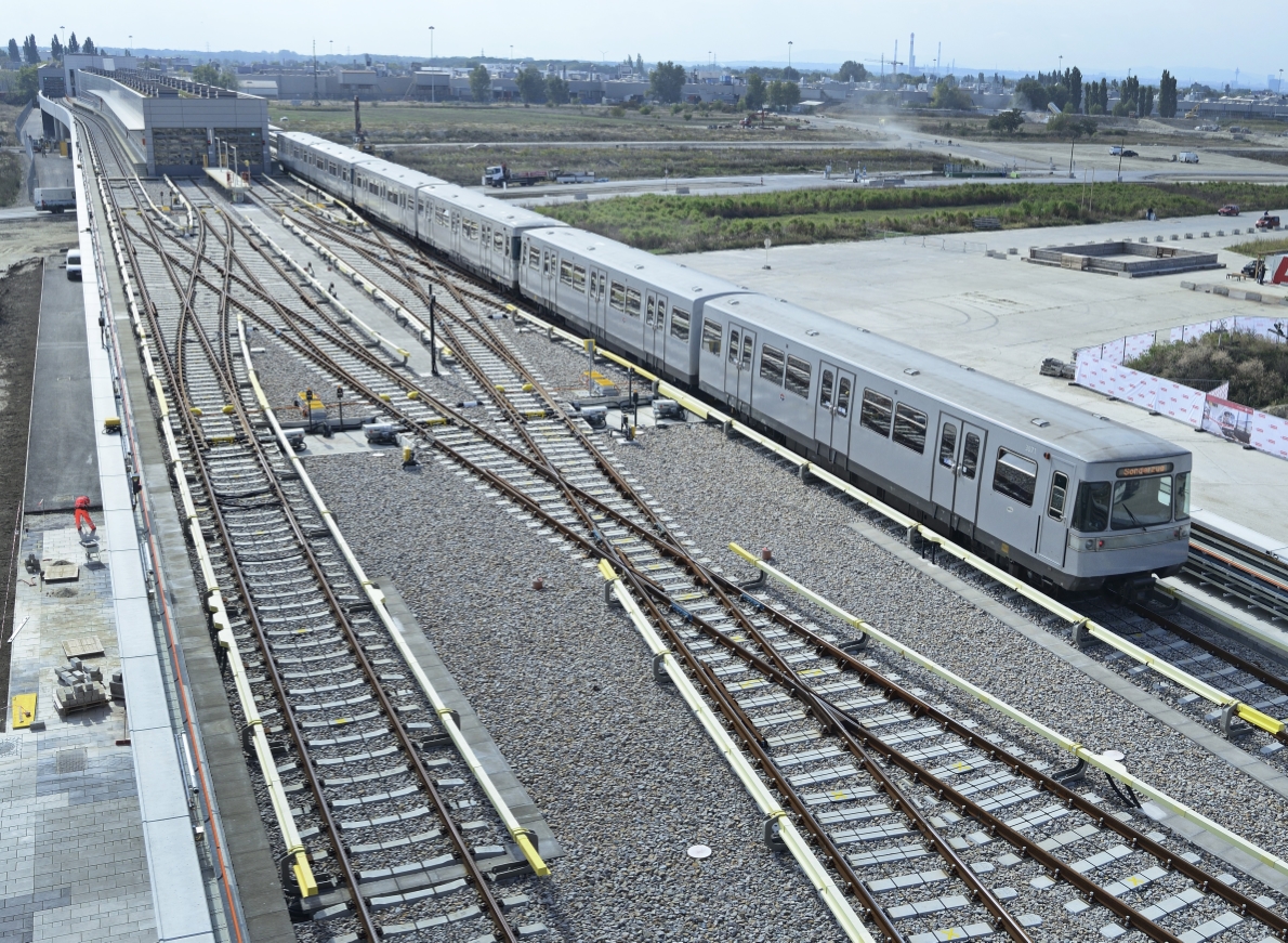 Verlängerung der U2 bis zur Station Seestadt, Eröffnung a, 5. Oktober 2013. Ansicht der neuen oberirdischen Strecke zwischen Aspernstraße und Seestadt. Station Seestadt.