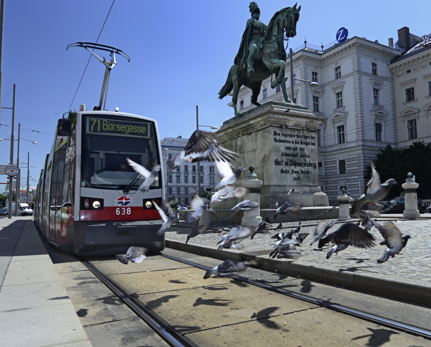 Straßenbahn der Linie 71 im Bereich Schwerzenbergplatz.