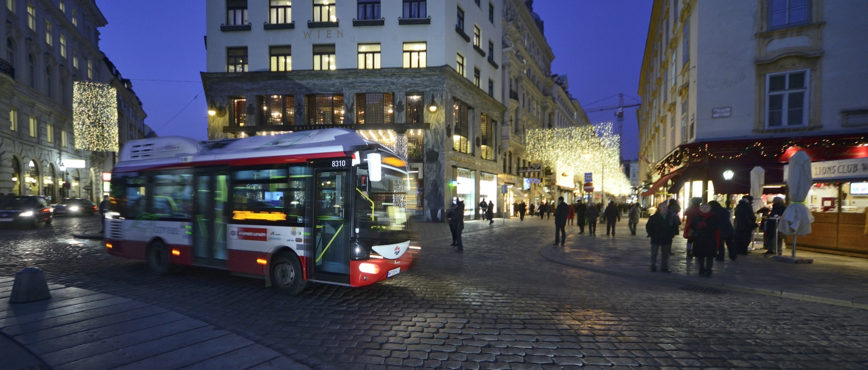 Autobus der Linie 2A in Fahrtrichtung im Bereich Michaelerplatz mit Weihnachtsbeleuchtung.