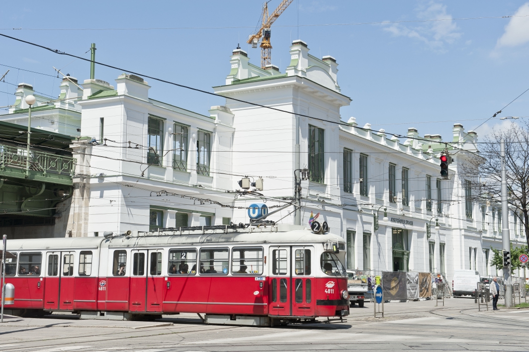 Stationsgebäude Josefstädterstraße von außen während der Renovierungsarbeiten mit neuer Fassade.