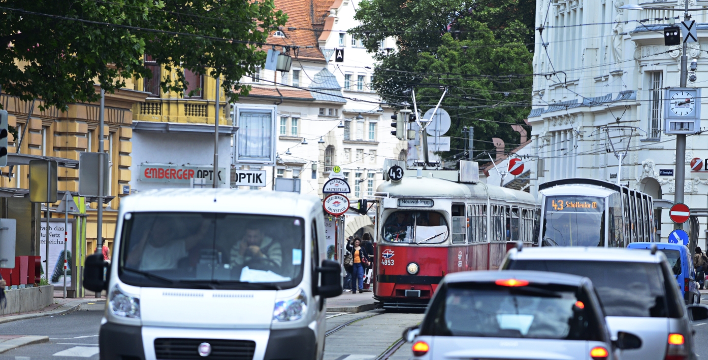 Straßenbahn der Linie 43 im Bereich Elterleinplatz.