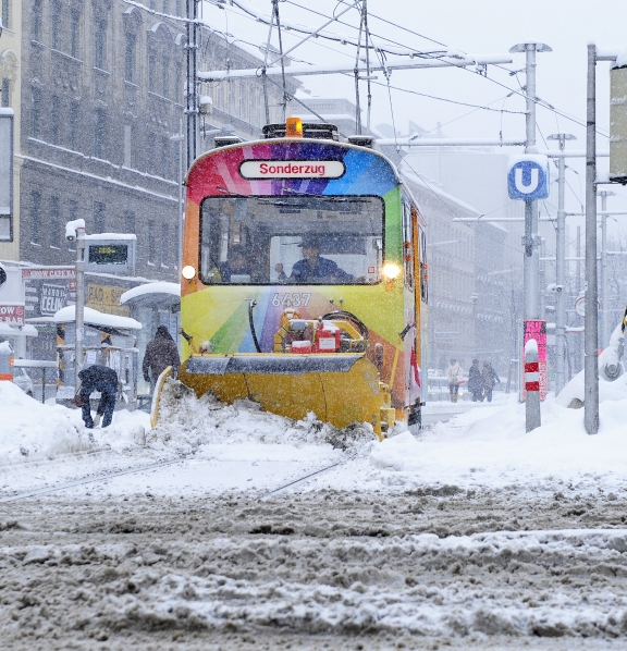 Bei starkem Schneefall sind die Einsatzkräfte der Wiener Linien bemüht Behinderungen zu vermeiden.