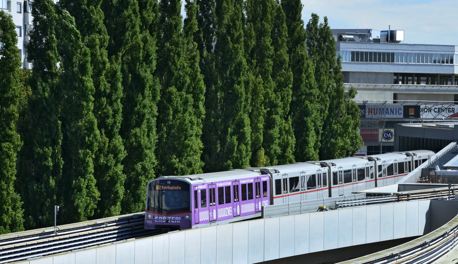 Eine eigens anlässlich der Verlängerung der U2 zur Seestadt gebrandeter V-Zug verkehrt auf der Stecke zwischen Karlsplatz und Aspernstraße.