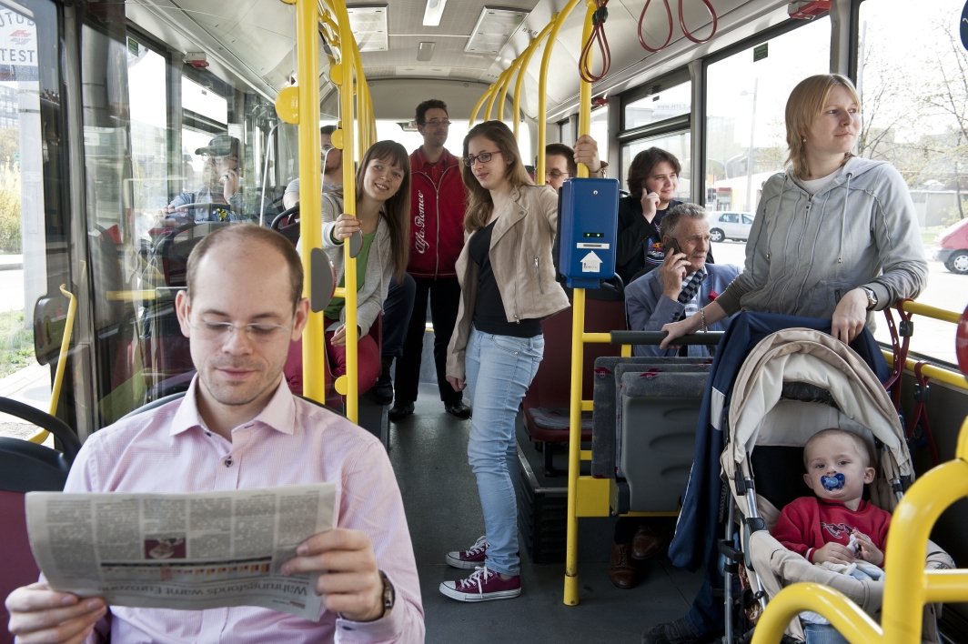 Fargaeste in einem Bus der Wiener Linien. Wien, 17.04.2013