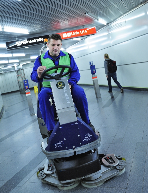 Abendlicher Großputz in der U-Bahn-Station Praterstern.