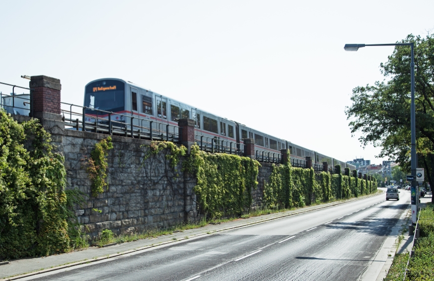U-Bahn Zug der Linie U4  in Hütteldorf, Hietzinger Kai, Juli 13