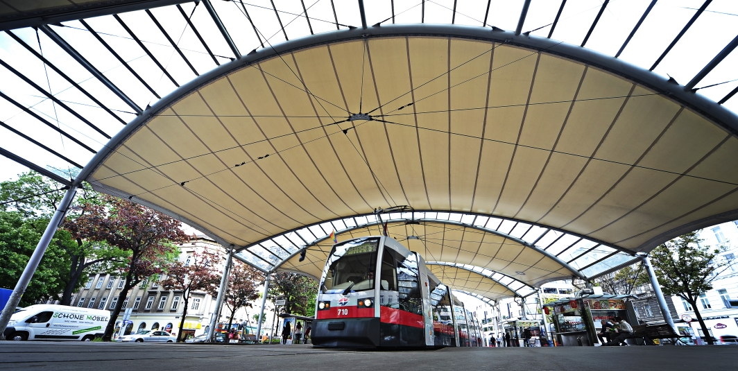 Straßenbahn der Linie 6 im Bereich Burggasse, Stadthalle