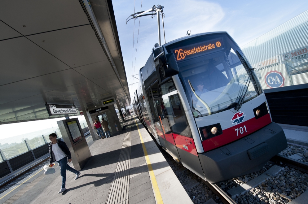 Straßenbahn der Linie 26 in der Haltestelle Gewerbepark Stadlau.