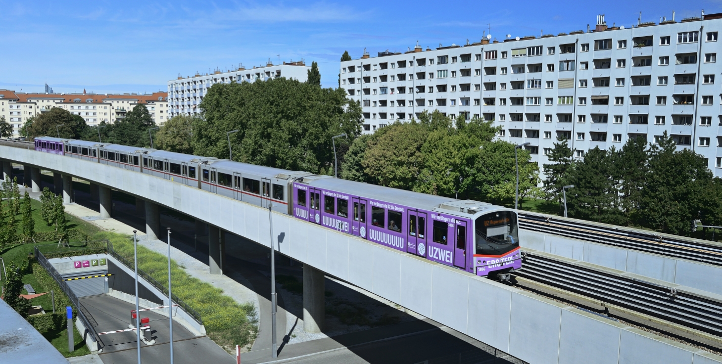 Eine eigens anlässlich der Verlängerung der U2 zur Seestadt gebrandeter V-Zug verkehrt auf der Stecke zwischen Karlsplatz und Aspernstraße.