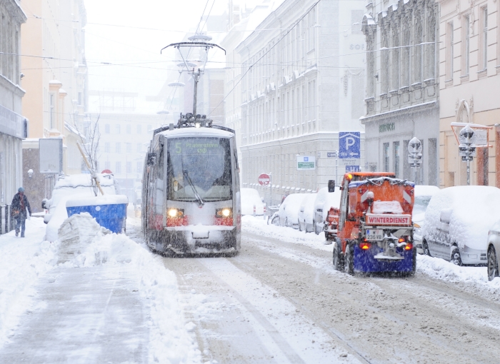 Bei starkem Schneefall sind die Einsatzkräfte der Wiener Linien bemüht Behinderungen zu vermeiden.