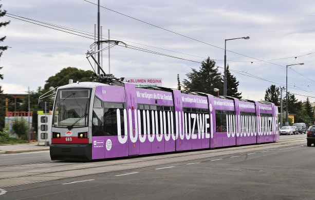 Eine eigens anlässlich der Verlängerung der U2 zur Seestadt gebrandeter ULF verkehrt auf der Stecke 26.