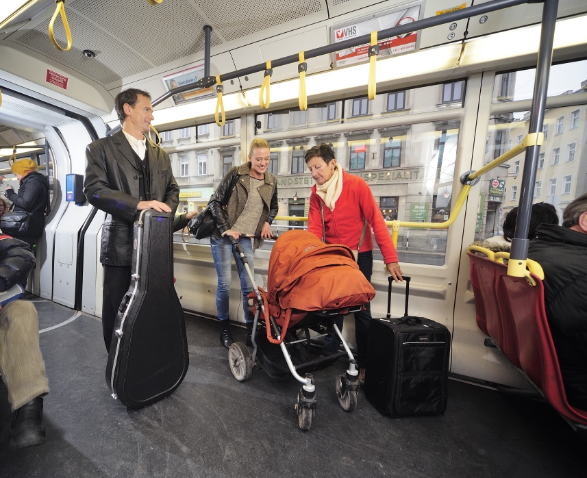 Durch den Ausbau von Sitzplätzen ist im Inneren der Straßenbahn mehr Platz für Fahrgäste