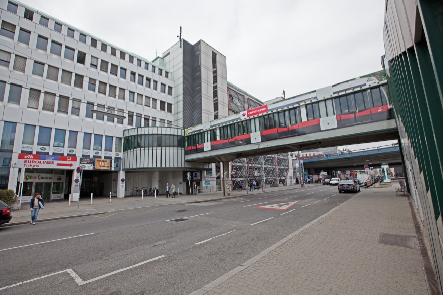 Direktionsgebäude Wiener Linien in der Erdbergstraße und U-bahn Übergang