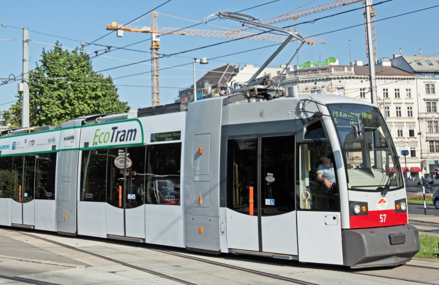 Eco-Tram auf Linie 62 am Karlsplatz, Juli13