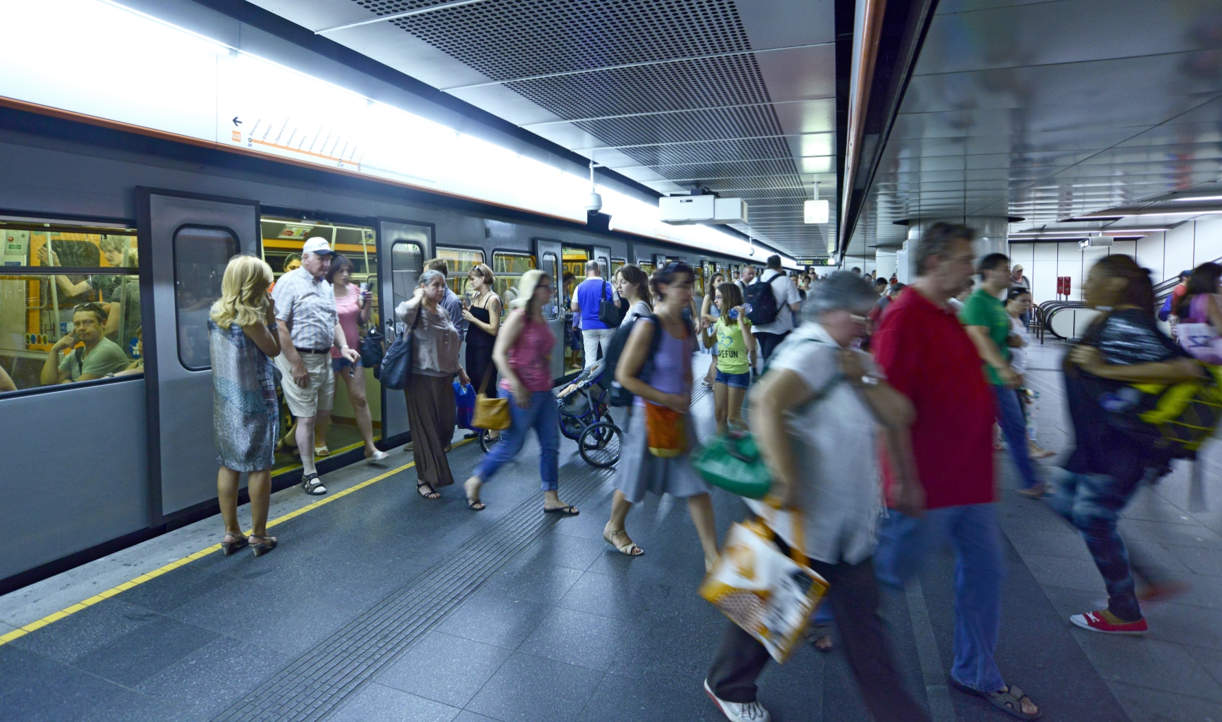 Erhöhtes Fahrgastaufkommen wochentags um ca. 15.30 Uhr, Station Stephansplatz der Linie U3.