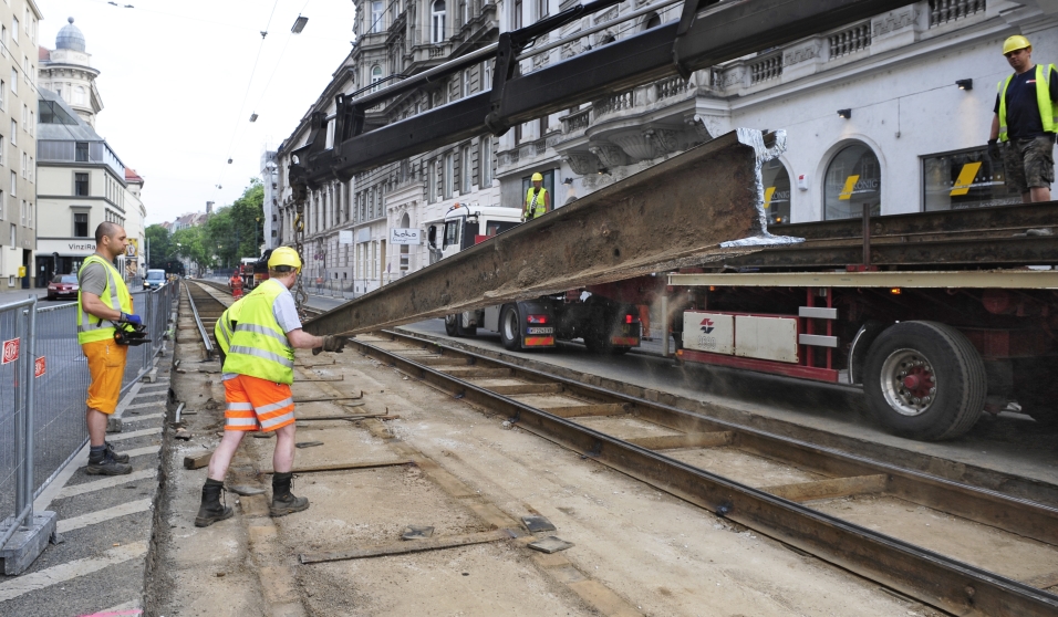 Ab 6. Juli werden die veralteten Schienenanlagen in der Währinger Straße im Zuge der Generalsanierung abgetragen.