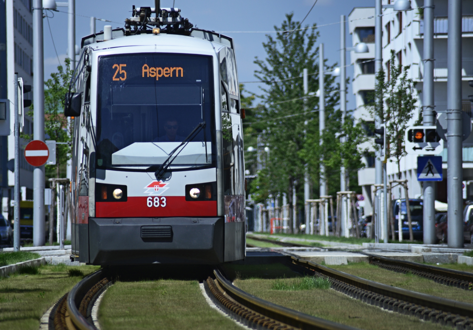 Straßenbahn der Linie 25 im Bereich Tokiostraße.