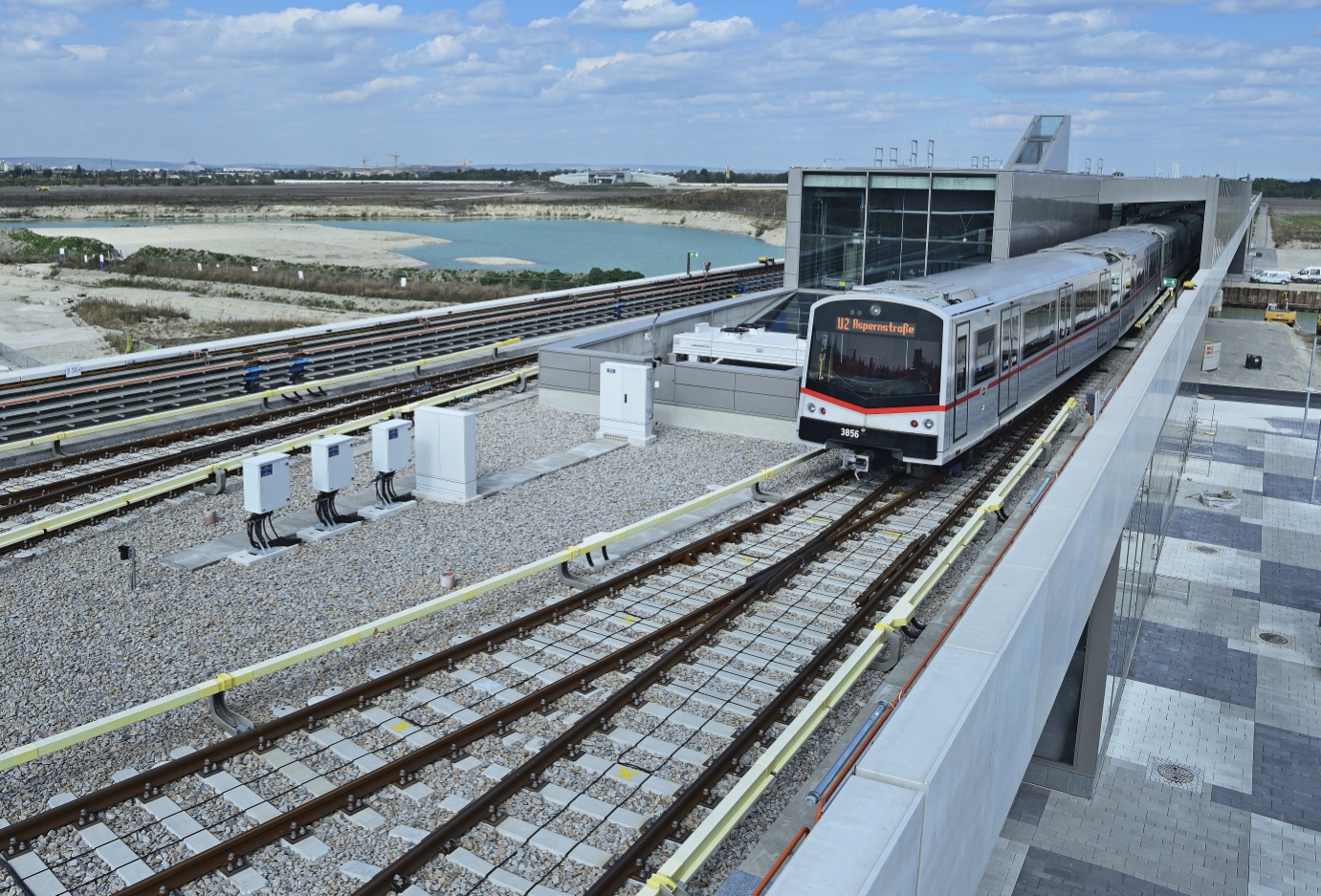 Verlängerung der U2 bis zur Station Seestadt, Eröffnung a, 5. Oktober 2013. Ansicht der neuen oberirdischen Strecke zwischen Aspernstraße und Seestadt. Station Seestadt.