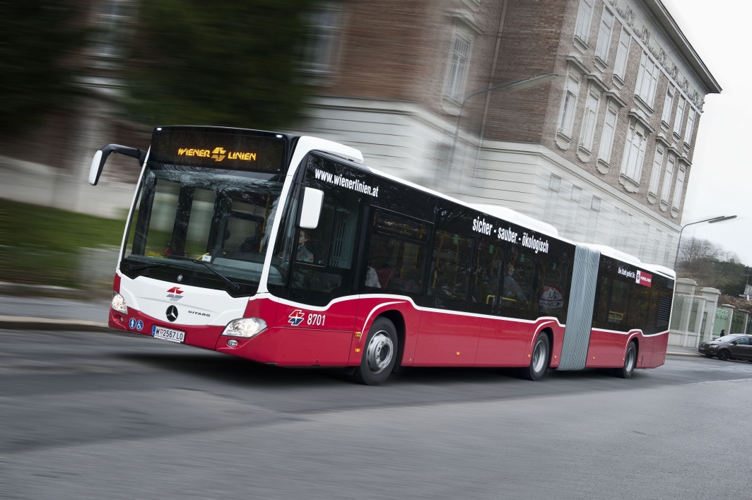 Mercedes Benz Citaro, der neue Bus für die Wiener Linien in Fahrt im Stadtgebiet in Wien.