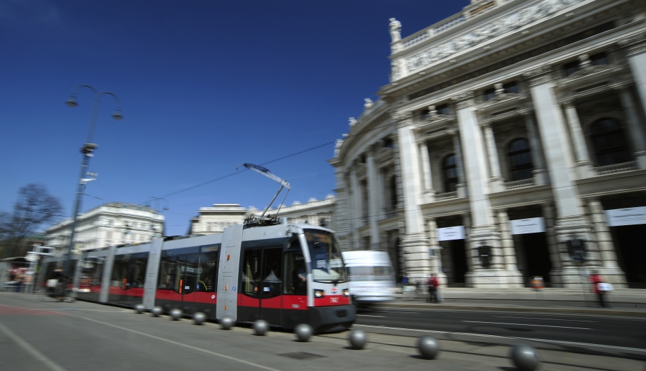 Straßenbahn vor dem Wiener Burgtheater.