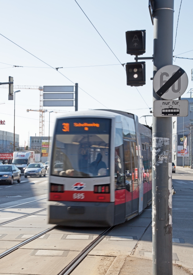 Straßenbahn Lichtsignal, Freie Fahrt in der Geraden, Brünnerstraße Linie 31, März 2013