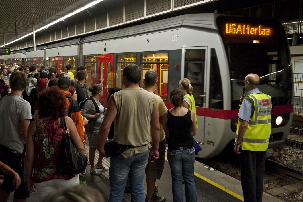 Abtransport der Besucher vom Donauinselfest 2013 durch die Wiener Linien in der U-Bahnstation der Linie U6 