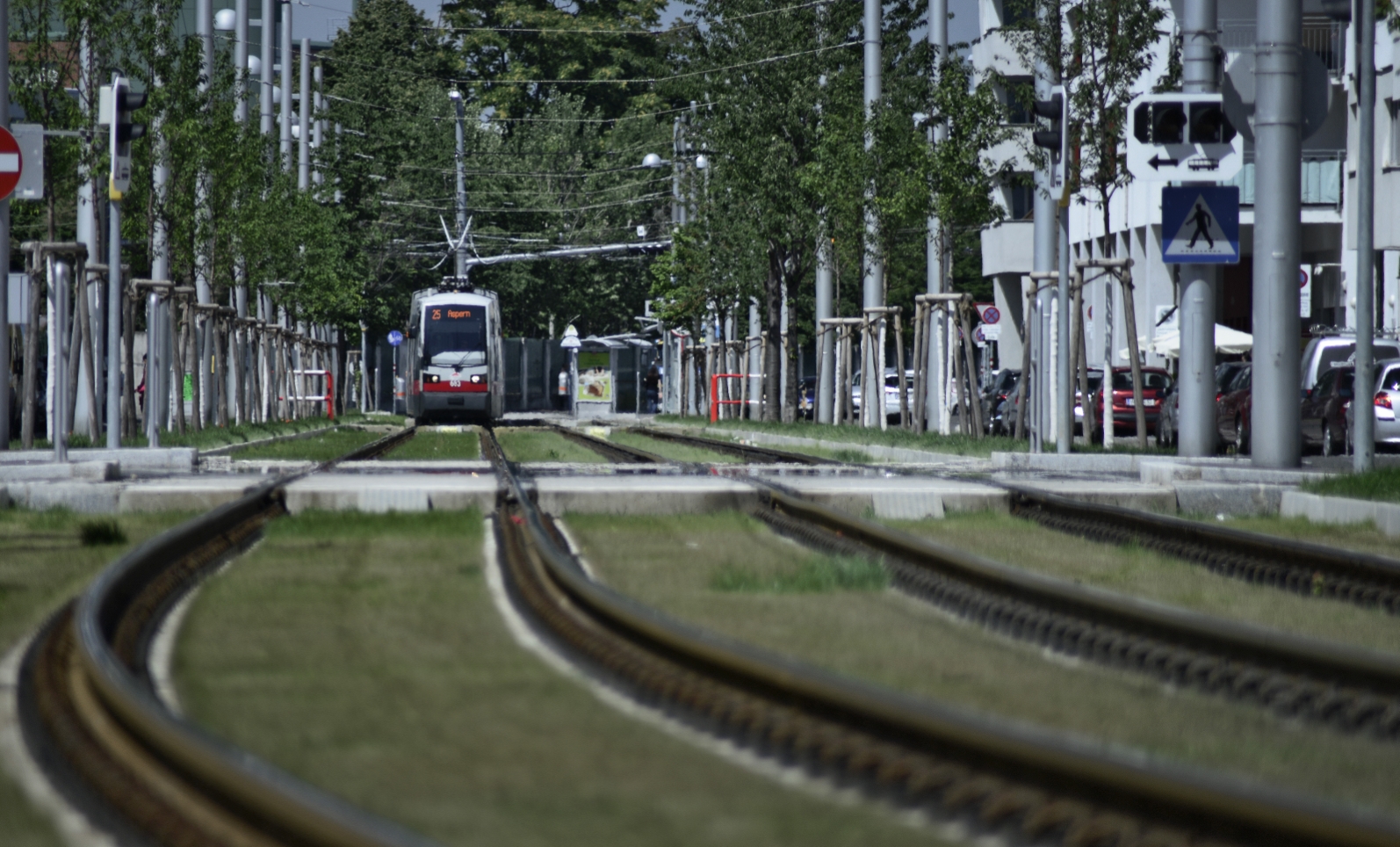 Straßenbahn der Linie 25 im Bereich Tokiostraße.