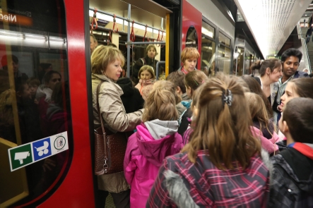 Volksschulklasse bei einer Sicherheitsfuehrung. Geübt wird das rasche und richtige Einsteigen.