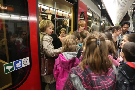 Volksschulklasse bei einer Sicherheitsfuehrung. Geübt wird das rasche und richtige Einsteigen.