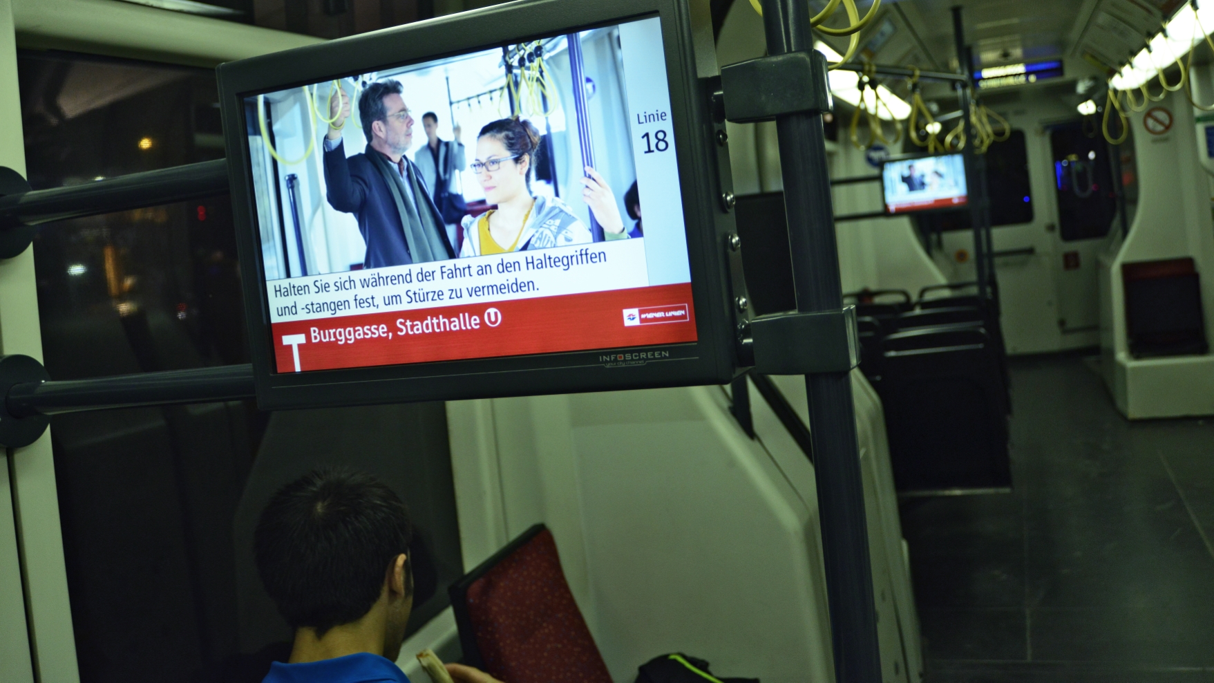 Immer mehr Züge der Wiener Linien werden mit Monitoren ausgestatten, über die auch Sicherheitshinweise den Fahrgästgen näher gebracht werden.
