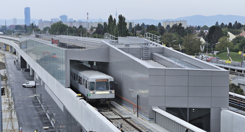 Verlängerung der U2 bis zur Station Seestadt, Eröffnung a, 5. Oktober 2013. Ansicht der neuen oberirdischen Strecke zwischen Aspernstraße und Seestadt. Station Hausfeldstraße.