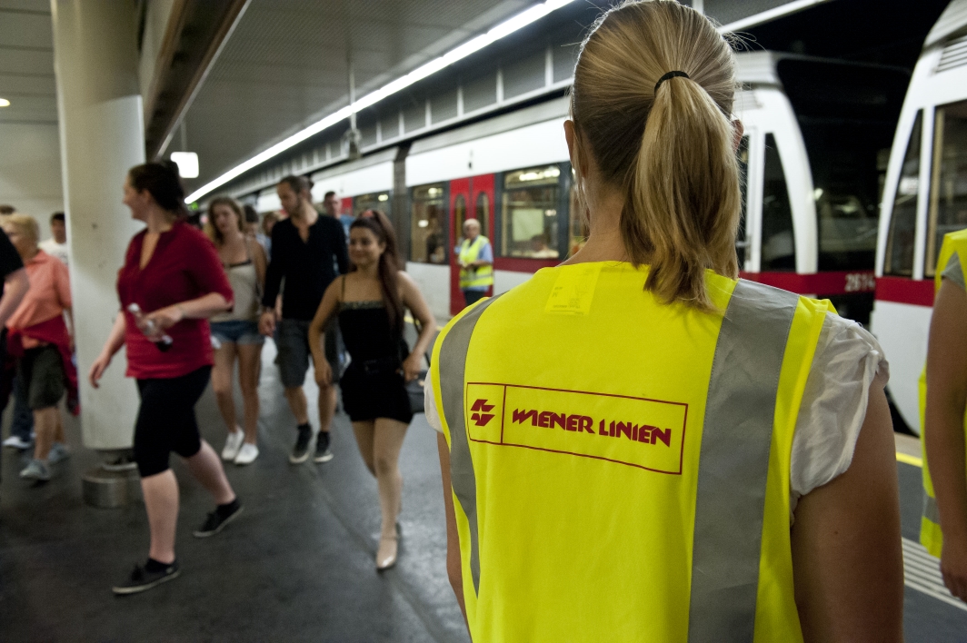 Abtransport der Besucher vom Donauinselfest 2013 durch die Wiener Linien in der U-Bahnstation der Linie U6 