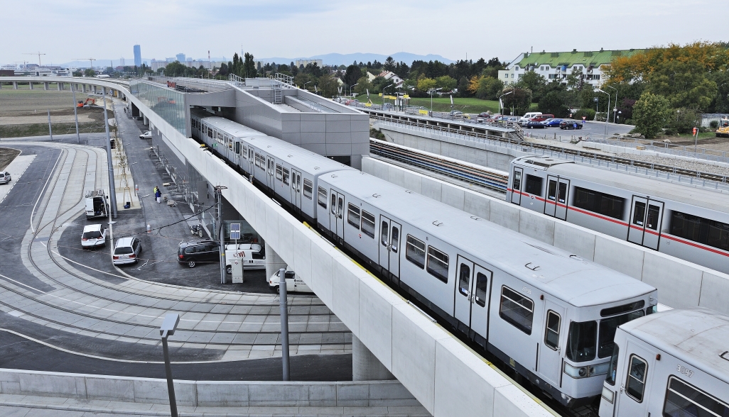 Verlängerung der U2 bis zur Station Seestadt, Eröffnung a, 5. Oktober 2013. Ansicht der neuen oberirdischen Strecke zwischen Aspernstraße und Seestadt. Station Hausfeldstraße.