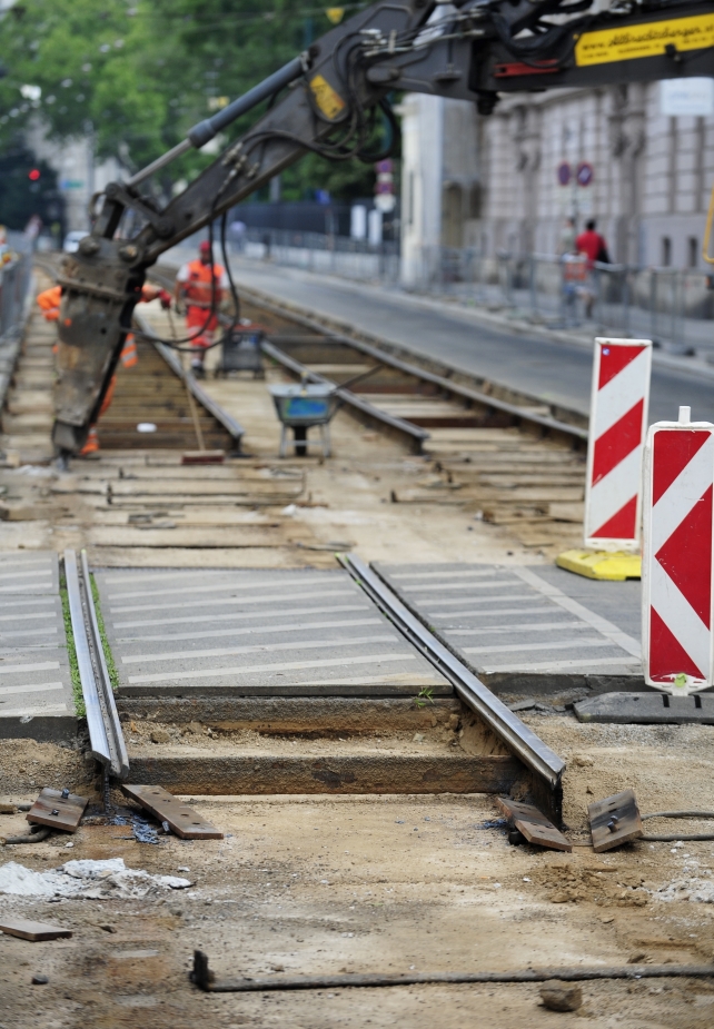 Ab 6. Juli werden die veralteten Schienenanlagen in der Währinger Straße im Zuge der Generalsanierung abgetragen.