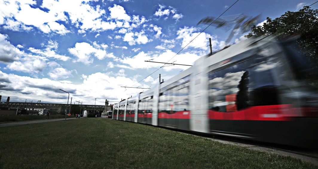 Straßenbahn des Typs ULF Bereich Margaretengürtel.