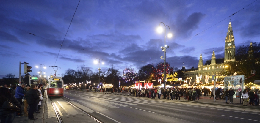 Straßenbahn auf der Ringstraße mit Weihnachtsbeleuchtung.